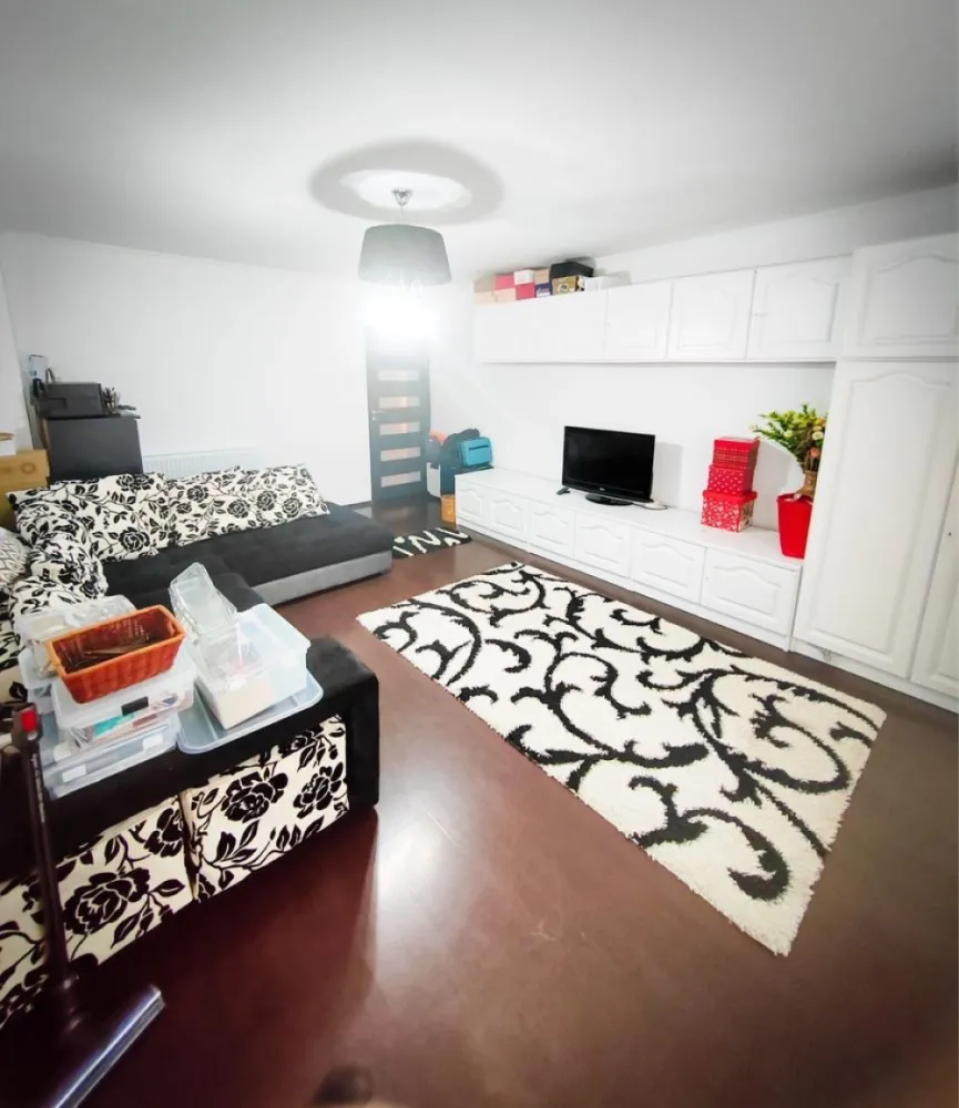 Apartament 2 camere, Carpati 2, et 1 - Apartament gata de mutat – 2 camere, etaj 1, Carpați 2 Dacă îți dorești un apartament gata de mutat, bine întreținut, luminos, cu compartimentare practică și poziționat într-o zonă liniștită, cu spații verzi, acces facil către multiple puncte de interes, acest apartament bifează tot ce contează: confort, accesibilitate și funcționalitate. Ideal pentru familii tinere sau persoane care caută un etaj ușor accesibil. Carpați 2, Satu Mare Bloc solid, construit în 1988 Etaj 1 – acces rapid și comod, ideal pentru toate vârstele Detalii tehnice: Suprafață totală: 61,76 mp Suprafață utilă: 58,2 mp 2 camere decomandate (living + dormitor) Bucătărie 1 baie Ce îți va plăcea din prima compartimentarea eficientă & spațiul bine folosit: Living spațios, cu ieșire directă în balcon – locul perfect pentru cafeaua de dimineață și vedere către spații verzi Dormitor confortabil și intim, cu vedere către spații verzi Bucătărie mare, extinsă inteligent (prin anularea unuia dintre balcone) pentru mai mult spațiu util Baie cu geam (ventilație naturală) Holuri practice, bine organizate Beci la subsol pentru depozitare extra Bonus major: Se vinde complet mobilat și utilat – frigider, mașină de spălat rufe, centrală termică, aragaz electric, mobilier etc. Practic, te poți muta fără investiții suplimentare. Locație practică, atmosferă plăcută Spații verzi în jurul blocului Aproape de școli, parcuri, biserică și magazine Acces rapid la mijloace de transport în comun Zonă liniștită, potrivită pentru locuit pe termen lung Un apartament bine întreținut, luminos și practic, pregătit să devină noul tău cămin. Sună acum pentru mai multe detalii, mai multe fotografii și programarea unei vizionări s-ar putea să fie exact locul pe care îl cauți! Telefon: 07********88