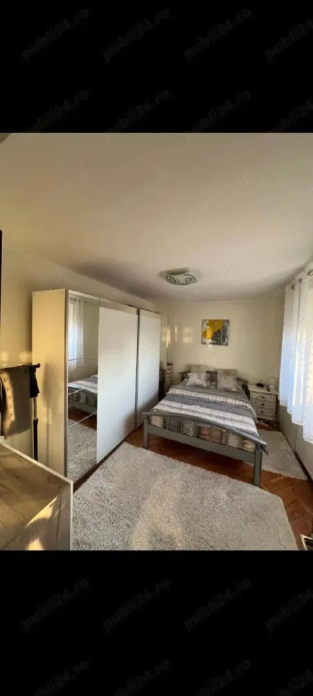 Vând apartament - Apartament 2 camere strada Rodnei etaj 3 50mp util. Preț 58000euro Neg. Compartimentare: hol, baie, bucătărie, 2 camere, balcon închis, beci. Alte îmbunătățiri: Centrală Termopane Parchet, Gresie, Faianță Ușa metalică Aer condiționat Scară cu interfon Bloc din cărămidă Bloc izolat termic. Tel