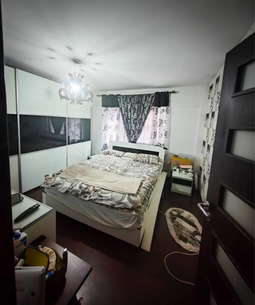 Apartament 2 camere, Carpati 2, et 1 - Apartament gata de mutat – 2 camere, etaj 1, Carpați 2 Dacă îți dorești un apartament gata de mutat, bine întreținut, luminos, cu compartimentare practică și poziționat într-o zonă liniștită, cu spații verzi, acces facil către multiple puncte de interes, acest apartament bifează tot ce contează: confort, accesibilitate și funcționalitate. Ideal pentru familii tinere sau persoane care caută un etaj ușor accesibil. Carpați 2, Satu Mare Bloc solid, construit în 1988 Etaj 1 – acces rapid și comod, ideal pentru toate vârstele Detalii tehnice: Suprafață totală: 61,76 mp Suprafață utilă: 58,2 mp 2 camere decomandate (living + dormitor) Bucătărie 1 baie Ce îți va plăcea din prima compartimentarea eficientă & spațiul bine folosit: Living spațios, cu ieșire directă în balcon – locul perfect pentru cafeaua de dimineață și vedere către spații verzi Dormitor confortabil și intim, cu vedere către spații verzi Bucătărie mare, extinsă inteligent (prin anularea unuia dintre balcone) pentru mai mult spațiu util Baie cu geam (ventilație naturală) Holuri practice, bine organizate Beci la subsol pentru depozitare extra Bonus major: Se vinde complet mobilat și utilat – frigider, mașină de spălat rufe, centrală termică, aragaz electric, mobilier etc. Practic, te poți muta fără investiții suplimentare. Locație practică, atmosferă plăcută Spații verzi în jurul blocului Aproape de școli, parcuri, biserică și magazine Acces rapid la mijloace de transport în comun Zonă liniștită, potrivită pentru locuit pe termen lung Un apartament bine întreținut, luminos și practic, pregătit să devină noul tău cămin. Sună acum pentru mai multe detalii, mai multe fotografii și programarea unei vizionări s-ar putea să fie exact locul pe care îl cauți! Telefon: 07********88