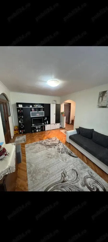Vând apartament - Apartament 2 camere strada Rodnei etaj 3 50mp util. Preț 58000euro Neg. Compartimentare: hol, baie, bucătărie, 2 camere, balcon închis, beci. Alte îmbunătățiri: Centrală Termopane Parchet, Gresie, Faianță Ușa metalică Aer condiționat Scară cu interfon Bloc din cărămidă Bloc izolat termic. Tel