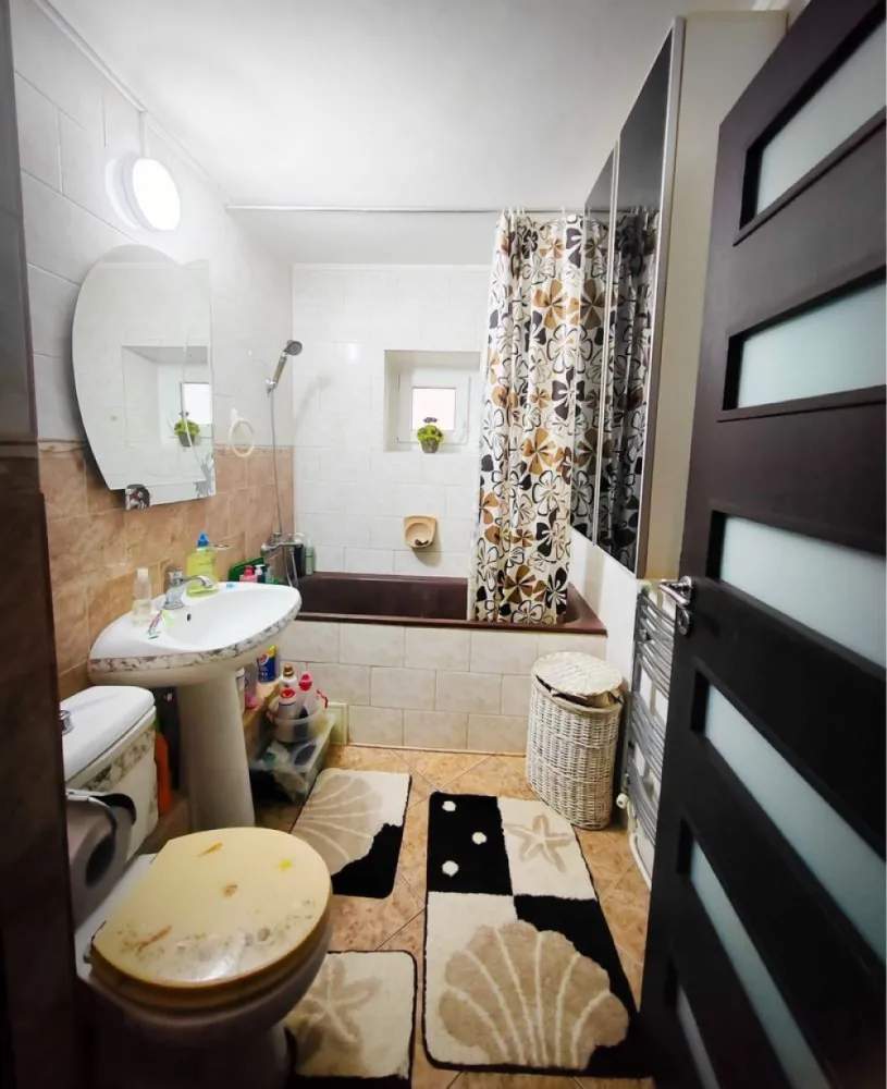 Apartament 2 camere, Carpati 2, et 1 - Apartament gata de mutat – 2 camere, etaj 1, Carpați 2 Dacă îți dorești un apartament gata de mutat, bine întreținut, luminos, cu compartimentare practică și poziționat într-o zonă liniștită, cu spații verzi, acces facil către multiple puncte de interes, acest apartament bifează tot ce contează: confort, accesibilitate și funcționalitate. Ideal pentru familii tinere sau persoane care caută un etaj ușor accesibil. Carpați 2, Satu Mare Bloc solid, construit în 1988 Etaj 1 – acces rapid și comod, ideal pentru toate vârstele Detalii tehnice: Suprafață totală: 61,76 mp Suprafață utilă: 58,2 mp 2 camere decomandate (living + dormitor) Bucătărie 1 baie Ce îți va plăcea din prima compartimentarea eficientă & spațiul bine folosit: Living spațios, cu ieșire directă în balcon – locul perfect pentru cafeaua de dimineață și vedere către spații verzi Dormitor confortabil și intim, cu vedere către spații verzi Bucătărie mare, extinsă inteligent (prin anularea unuia dintre balcone) pentru mai mult spațiu util Baie cu geam (ventilație naturală) Holuri practice, bine organizate Beci la subsol pentru depozitare extra Bonus major: Se vinde complet mobilat și utilat – frigider, mașină de spălat rufe, centrală termică, aragaz electric, mobilier etc. Practic, te poți muta fără investiții suplimentare. Locație practică, atmosferă plăcută Spații verzi în jurul blocului Aproape de școli, parcuri, biserică și magazine Acces rapid la mijloace de transport în comun Zonă liniștită, potrivită pentru locuit pe termen lung Un apartament bine întreținut, luminos și practic, pregătit să devină noul tău cămin. Sună acum pentru mai multe detalii, mai multe fotografii și programarea unei vizionări s-ar putea să fie exact locul pe care îl cauți! Telefon: 07********88
