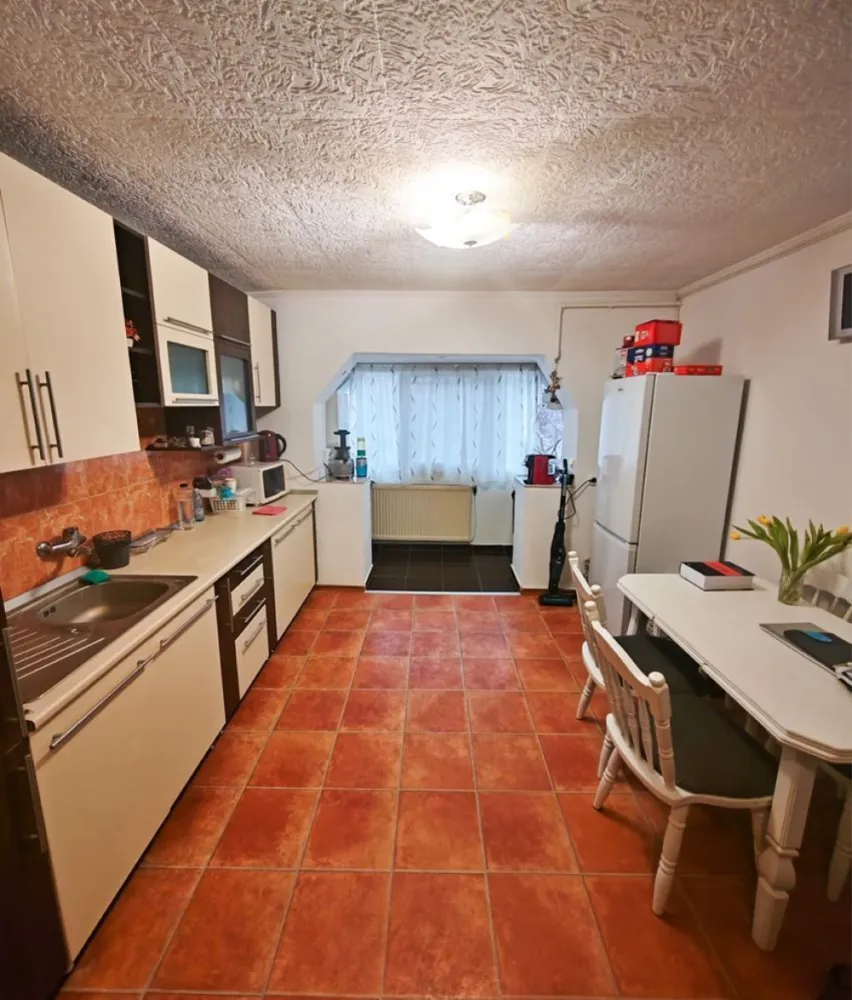 Apartament 2 camere, Carpati 2, et 1 - Apartament gata de mutat – 2 camere, etaj 1, Carpați 2 Dacă îți dorești un apartament gata de mutat, bine întreținut, luminos, cu compartimentare practică și poziționat într-o zonă liniștită, cu spații verzi, acces facil către multiple puncte de interes, acest apartament bifează tot ce contează: confort, accesibilitate și funcționalitate. Ideal pentru familii tinere sau persoane care caută un etaj ușor accesibil. Carpați 2, Satu Mare Bloc solid, construit în 1988 Etaj 1 – acces rapid și comod, ideal pentru toate vârstele Detalii tehnice: Suprafață totală: 61,76 mp Suprafață utilă: 58,2 mp 2 camere decomandate (living + dormitor) Bucătărie 1 baie Ce îți va plăcea din prima compartimentarea eficientă & spațiul bine folosit: Living spațios, cu ieșire directă în balcon – locul perfect pentru cafeaua de dimineață și vedere către spații verzi Dormitor confortabil și intim, cu vedere către spații verzi Bucătărie mare, extinsă inteligent (prin anularea unuia dintre balcone) pentru mai mult spațiu util Baie cu geam (ventilație naturală) Holuri practice, bine organizate Beci la subsol pentru depozitare extra Bonus major: Se vinde complet mobilat și utilat – frigider, mașină de spălat rufe, centrală termică, aragaz electric, mobilier etc. Practic, te poți muta fără investiții suplimentare. Locație practică, atmosferă plăcută Spații verzi în jurul blocului Aproape de școli, parcuri, biserică și magazine Acces rapid la mijloace de transport în comun Zonă liniștită, potrivită pentru locuit pe termen lung Un apartament bine întreținut, luminos și practic, pregătit să devină noul tău cămin. Sună acum pentru mai multe detalii, mai multe fotografii și programarea unei vizionări s-ar putea să fie exact locul pe care îl cauți! Telefon: 07********88