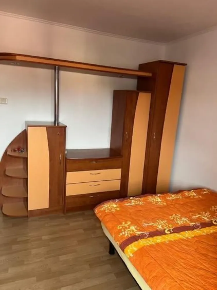 BRASADAS vinde ap 4 cam. 78mp utili zona Economic. - Agentia Imobiliara BRASADAS vinde apartament cu patru camere DECOMANDATE, situat langa liceul Economic la etajul 3/4. Are o suprafață de 78 mp utili. Dispune de 2 balcoane, 2 bai, hol, bucatarie, living, 2 dormitoare si boxa la subsol. Www.brasadas.com.