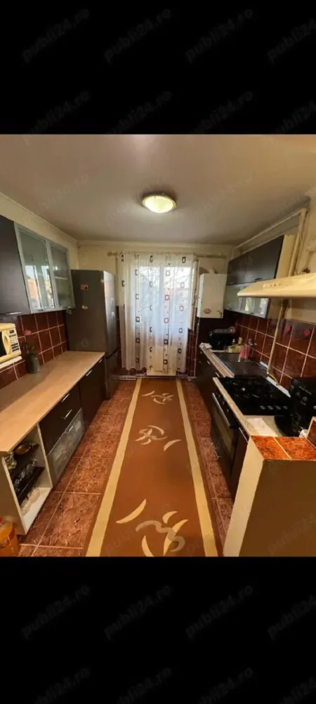 Vând apartament - Apartament 2 camere strada Rodnei etaj 3 50mp util. Preț 58000euro Neg. Compartimentare: hol, baie, bucătărie, 2 camere, balcon închis, beci. Alte îmbunătățiri: Centrală Termopane Parchet, Gresie, Faianță Ușa metalică Aer condiționat Scară cu interfon Bloc din cărămidă Bloc izolat termic. Tel