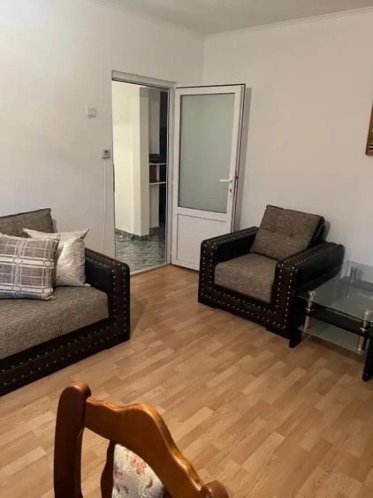 BRASADAS vinde ap 4 cam. 78mp utili zona Economic. - Agentia Imobiliara BRASADAS vinde apartament cu patru camere DECOMANDATE, situat langa liceul Economic la etajul 3/4. Are o suprafață de 78 mp utili. Dispune de 2 balcoane, 2 bai, hol, bucatarie, living, 2 dormitoare si boxa la subsol. Www.brasadas.com.