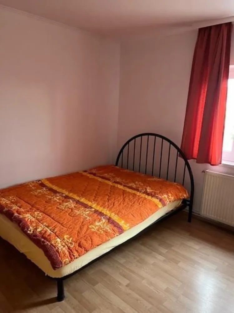 BRASADAS vinde ap 4 cam. 78mp utili zona Economic. - Agentia Imobiliara BRASADAS vinde apartament cu patru camere DECOMANDATE, situat langa liceul Economic la etajul 3/4. Are o suprafață de 78 mp utili. Dispune de 2 balcoane, 2 bai, hol, bucatarie, living, 2 dormitoare si boxa la subsol. Www.brasadas.com.