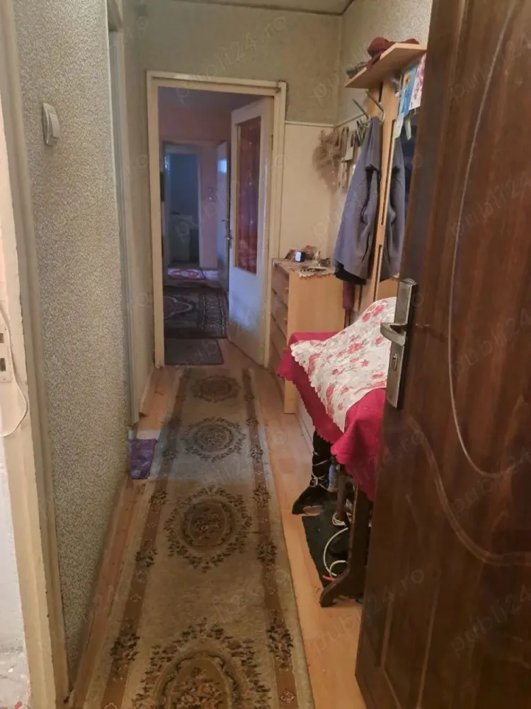 BRASADAS vinde ap cam etaj 4/4 in Micro 16. - Agenția imobiliara BRASADAS vinde apartament cu 2 camere, situat în Micro 16, la etajul 4/4, cu suprafață totală 76 mp. Compartimentare: hol de intrare debara bucătărie , spajz cameră mare hol mic din care se intră în: cameră mică baie balcon Alte detalii: apartamentul necesită renovare (ideal pentru amenajare după propriul gust) bloc cu acoperiș izolat la exterior zonă cu magazine, școală și transport. Www.brasadas.com.