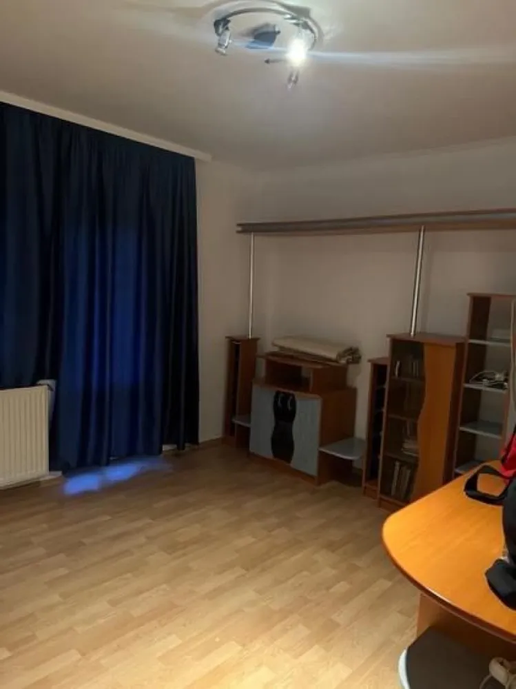 BRASADAS vinde ap 4 cam. 78mp utili zona Economic. - Agentia Imobiliara BRASADAS vinde apartament cu patru camere DECOMANDATE, situat langa liceul Economic la etajul 3/4. Are o suprafață de 78 mp utili. Dispune de 2 balcoane, 2 bai, hol, bucatarie, living, 2 dormitoare si boxa la subsol. Www.brasadas.com.