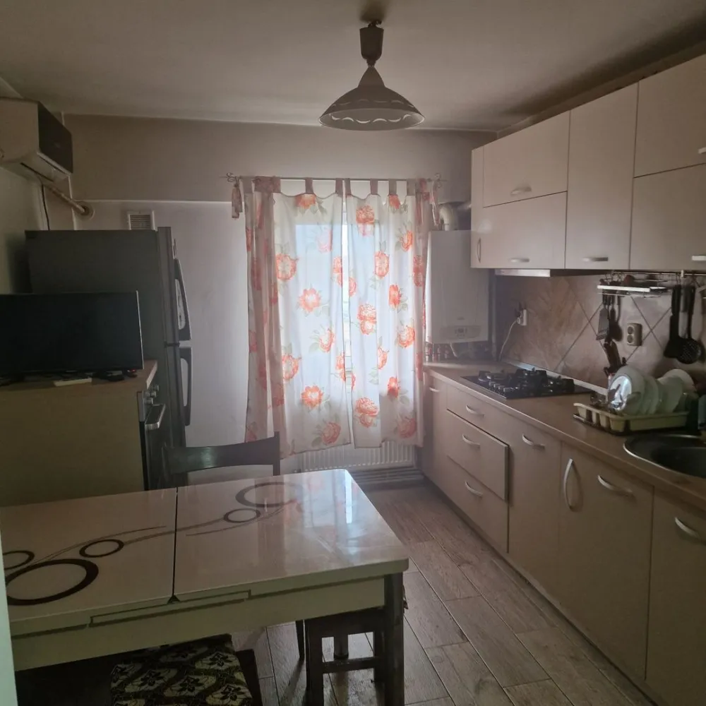 BRASADAS vinde ap 2 cam, Carpati 2 etaj 2/4. - Agentia Imobiliara BRASADAS vinde apartament cu 2 camere decomandate , 52 mp , Et.2/4 , 2 balcoane , beci la subsol. Bucataria e mobilată iar living-ul e partial mobilat. ( aer conditionat , centrală termică , balcoanele sunt inchise cu jaluzele ). Apartamentul se află pe Lucian Blaga , colț cu Ambudului , Carpati 2 , Satu Mare. Www.brasadas.com.