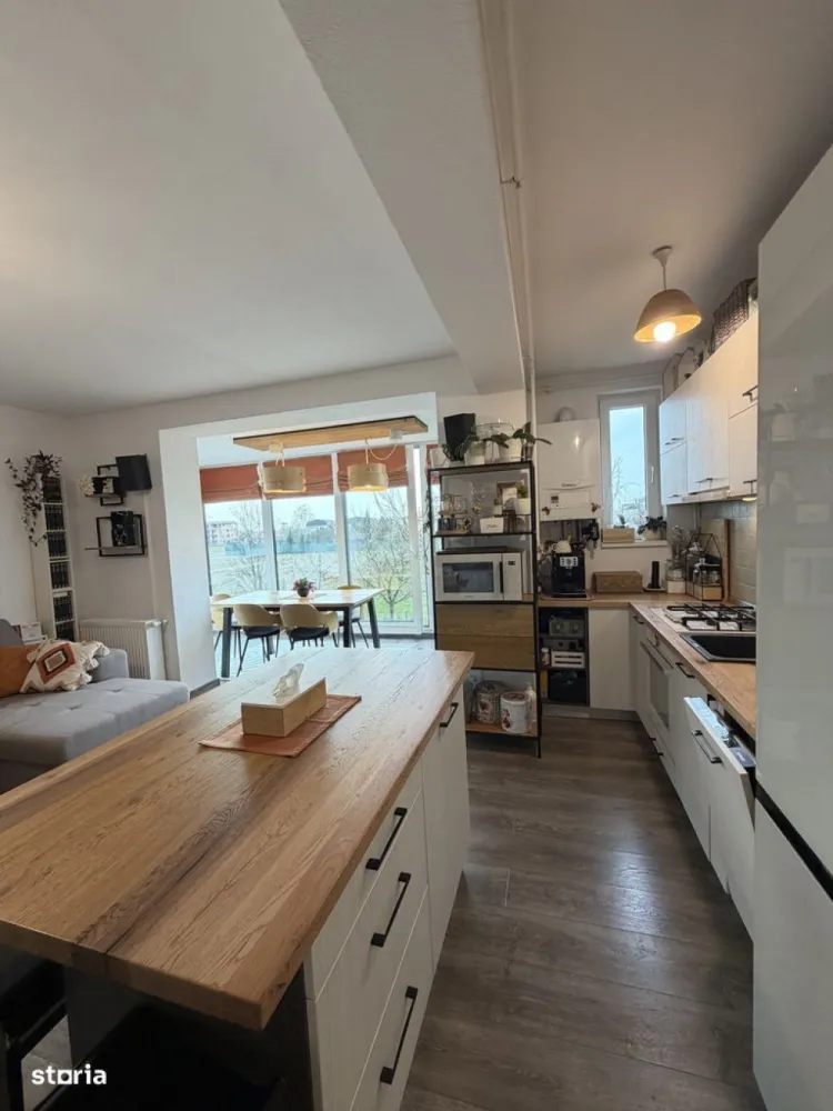 BRASADAS vinde ap 3 Cam + Loc Parcare in Micro 16. - Agentia Imobiliara BRASADAS vinde apartament cu 3 camere (2 dormitoare și living cu bucătărie open space), situat într-un ansamblu rezidențial exclusivist zona Micro 16, Str. Gellert Sandor. Proprietatea se remarcă prin luminozitate, investiții tehnice de top și o compartimentare extrem de practică.LOCAȚIE ȘI FACILITĂȚI EXTERIOAREAccesibilitate maximă: Stația de autobuz și magazinele sunt la doar 2 minute de mers pe jos. Confort și Siguranță: Bloc dotat cu lift, casă a scării îngrijită. Curte Privată: Ansamblu cu curte spațioasă, pavată și asfaltată, ce include o zonă de relaxare cu grătar.Loc de Parcare: Inclus în preț, trecut în contract + cotă parte din spațiile comune.COMPARTIMENTARE (70 mp)Living & Bucătărie Open Space: Mobilier de bucătărie realizat la comandă. Orientare pe colț (Sud-Vest), beneficiind de lumină naturală din 3 direcții.Zona de Dining (10 mp): Terasă închisă cu tripan de calitate superioară (deschidere în 3 direcții), izolată termic (sus/jos) și dotată cu 2 radiatoare suplimentare și draperii romane.Dormitoare: Două dormitoare separate prin holuri diferite, oferind intimitate maximă. Baie & Spălătorie: Baie principală cu cadă. Baia mică a fost transformată într-o debara/spălătorie (laundry room) unde sunt montate mașina de spălat și uscătorul. DOTĂRI ȘI EFICIENȚĂ ENERGETICĂ. Echipamente: Aer condiționat Mitsubishi (fiabilitate recunoscută) și centrală termică pe gaz (încă în garanție).Tâmplărie Upgrade: Geamuri termopan cu feronerie și garnituri noi, 3 foi de sticlă pentru izolare fonică și termică de excepție.Protecție: Jaluzele exterioare din aluminiu cu plase de insecte tip rulou integrate.Este o locuință "la cheie", unde s-a pus accent pe calitatea materialelor și pe confortul locatarului. Investițiile în izolarea terasei și upgrade-ul ferestrelor asigură costuri de întreținere minime, iar regimul mic de înălțime al blocului garantează o comunitate liniștită. Www.brasadas.com.