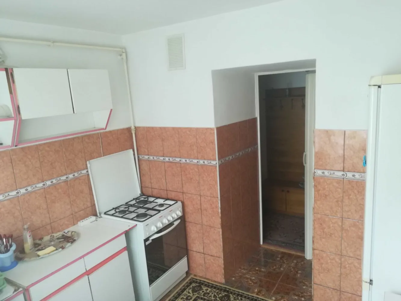 Apartament 2 camere in Micro 16 - Apartament de 2 camere, situat la etajul 3, cu o suprafață utilă de 69 mp și compartimentare semidecomandată, utilat, perfect pentru a inchiria. Pentru detalii sunati sau trimiteti mesaj pe whatsapp, nu raspund la mesaje pe olx. Nu sunt interesat in colaborare cu agentii!