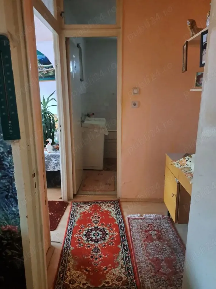BRASADAS vinde ap cam etaj 4/4 in Micro 16. - Agenția imobiliara BRASADAS vinde apartament cu 2 camere, situat în Micro 16, la etajul 4/4, cu suprafață totală 76 mp. Compartimentare: hol de intrare debara bucătărie , spajz cameră mare hol mic din care se intră în: cameră mică baie balcon Alte detalii: apartamentul necesită renovare (ideal pentru amenajare după propriul gust) bloc cu acoperiș izolat la exterior zonă cu magazine, școală și transport. Www.brasadas.com.