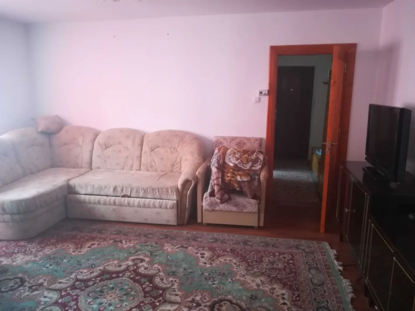 Apartament 2 camere in Micro 16 - Apartament de 2 camere, situat la etajul 3, cu o suprafață utilă de 69 mp și compartimentare semidecomandată, utilat, perfect pentru a inchiria. Pentru detalii sunati sau trimiteti mesaj pe whatsapp, nu raspund la mesaje pe olx. Nu sunt interesat in colaborare cu agentii!