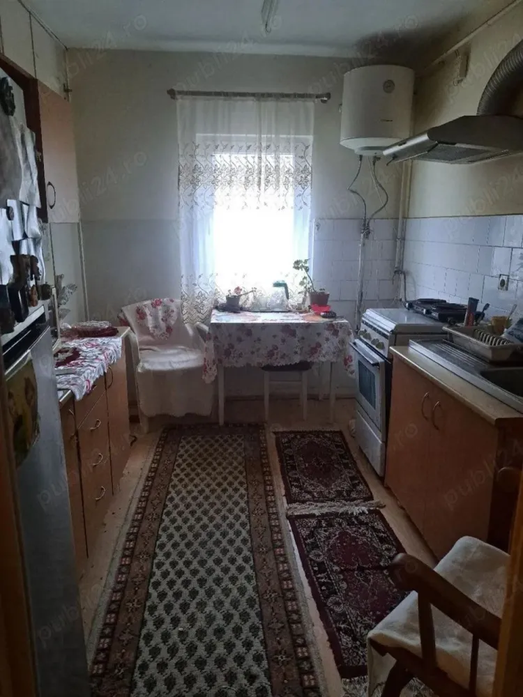 BRASADAS vinde ap cam etaj 4/4 in Micro 16. - Agenția imobiliara BRASADAS vinde apartament cu 2 camere, situat în Micro 16, la etajul 4/4, cu suprafață totală 76 mp. Compartimentare: hol de intrare debara bucătărie , spajz cameră mare hol mic din care se intră în: cameră mică baie balcon Alte detalii: apartamentul necesită renovare (ideal pentru amenajare după propriul gust) bloc cu acoperiș izolat la exterior zonă cu magazine, școală și transport. Www.brasadas.com.