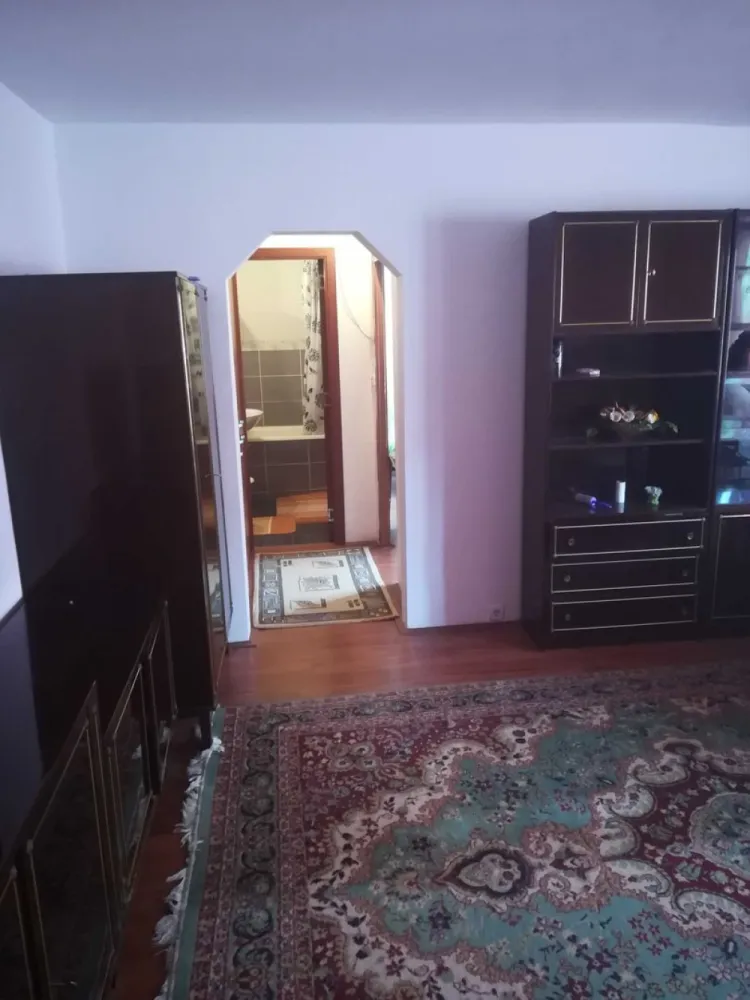 Apartament 2 camere in Micro 16 - Apartament de 2 camere, situat la etajul 3, cu o suprafață utilă de 69 mp și compartimentare semidecomandată, utilat, perfect pentru a inchiria. Pentru detalii sunati sau trimiteti mesaj pe whatsapp, nu raspund la mesaje pe olx. Nu sunt interesat in colaborare cu agentii!