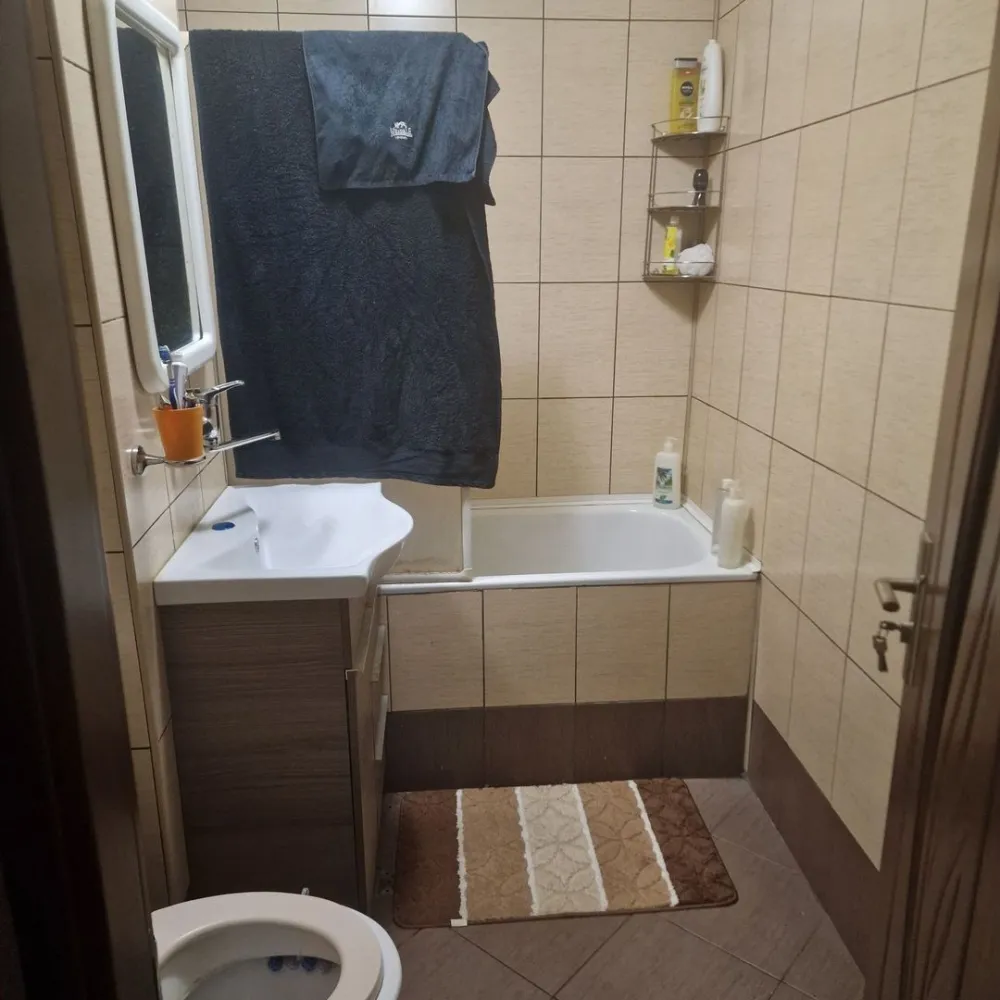 BRASADAS vinde ap 2 cam, Carpati 2 etaj 2/4. - Agentia Imobiliara BRASADAS vinde apartament cu 2 camere decomandate , 52 mp , Et.2/4 , 2 balcoane , beci la subsol. Bucataria e mobilată iar living-ul e partial mobilat. ( aer conditionat , centrală termică , balcoanele sunt inchise cu jaluzele ). Apartamentul se află pe Lucian Blaga , colț cu Ambudului , Carpati 2 , Satu Mare. Www.brasadas.com.