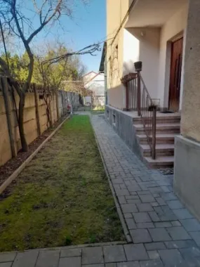 BRASADAS vinde casa cu etaj, 4 camere, central, acces cu masina.
