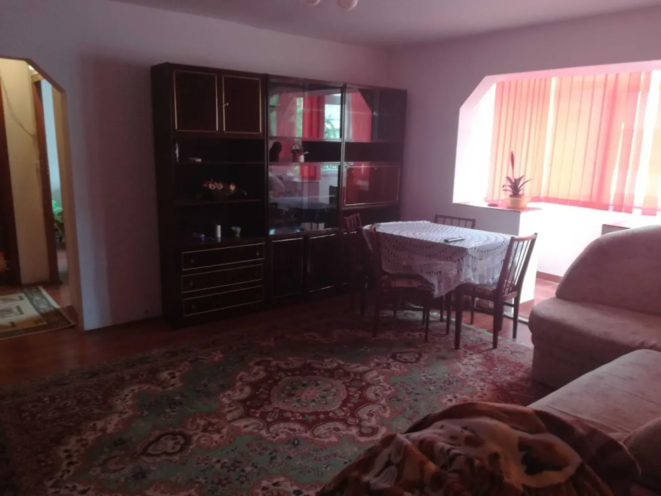 Apartament 2 camere in Micro 16 - Apartament de 2 camere, situat la etajul 3, cu o suprafață utilă de 69 mp și compartimentare semidecomandată, utilat, perfect pentru a inchiria. Pentru detalii sunati sau trimiteti mesaj pe whatsapp, nu raspund la mesaje pe olx. Nu sunt interesat in colaborare cu agentii!
