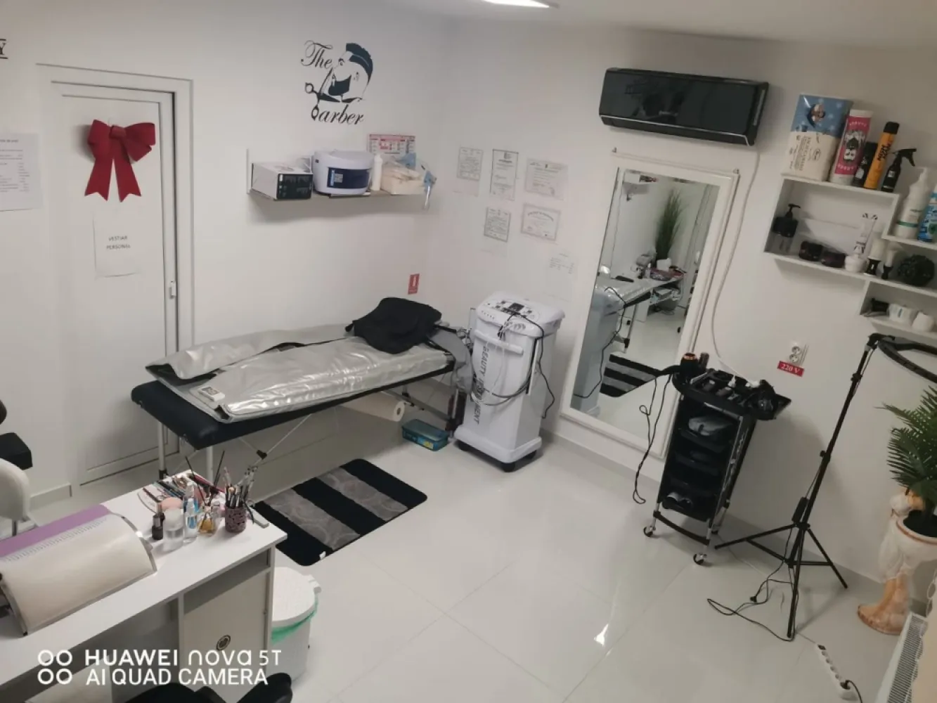 Apartament+spatiu comercial - Apartamentul are 79 mp,situat în Carpați 2,este la parter, format din 3 camere 2 bai, bucătărie, hol, dressing din care o camera și o baie este spațiu comercial (Salon de înfrumusețare) , are intrare separata pentru Salon, optional se poate modifica tot apartamentul în spațiu comercial. SE VINDE NEMOBILAT. Apartamentul dispune și de beci