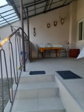 BRASADAS vinde casa cu etaj, 4 camere, central, acces cu masina.