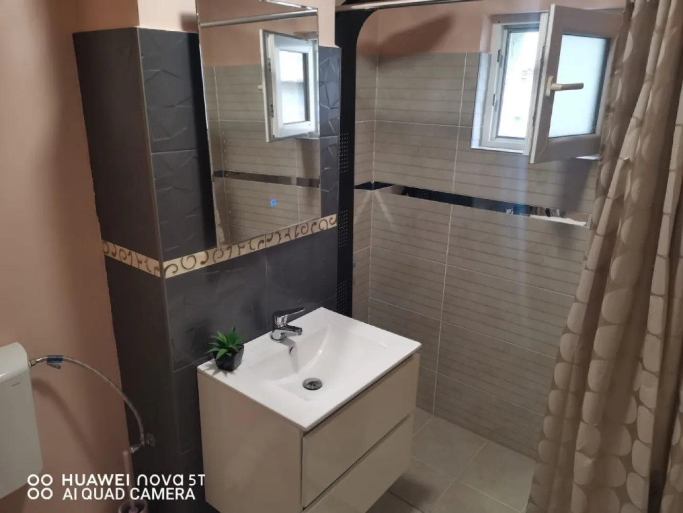 Apartament+spatiu comercial - Apartamentul are 79 mp,situat în Carpați 2,este la parter, format din 3 camere 2 bai, bucătărie, hol, dressing din care o camera și o baie este spațiu comercial (Salon de înfrumusețare) , are intrare separata pentru Salon, optional se poate modifica tot apartamentul în spațiu comercial. SE VINDE NEMOBILAT. Apartamentul dispune și de beci