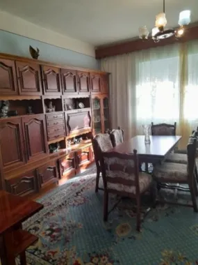 BRASADAS vinde casa cu etaj, 4 camere, central, acces cu masina.