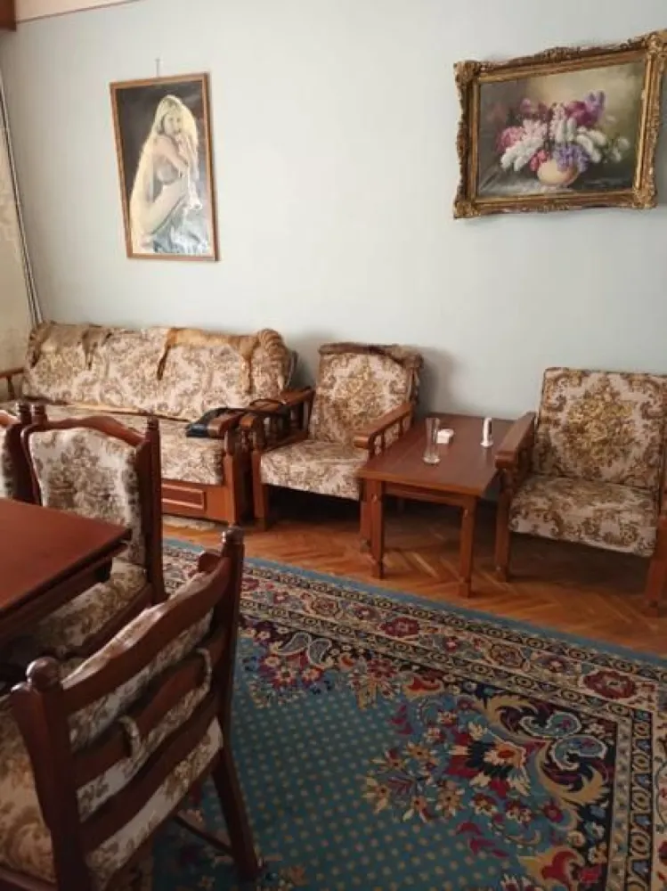 BRASADAS vinde casa cu etaj, 4 camere, central, acces cu masina. - Agentia Imobiliara BRASADAS vinde locuinta ideala pentru o familie activa conectata la oras sau spatiu potrivit pentru afaceri, avand posibiliatea de acces in curte cu masina Imobilul este din caramida in regim duplex , finalizata constructia in 1975 si este dispus pe demisol, parter si etaj avand o suprafata utila de 123 mp plus o terasa de aproximativ 7 mp si un beci de 16 mp si este organizata astfel , Demisol -un beci cu doua incaperi prevazute cu geamuri, este uscat si perfect pentru pastrarea alimentelor. Parter- living cu bucatarie de 15,28 mp care are iesire pe terasa, camara pentru alimente ,hol, baie cu vana, si o camera versatila de 22,45 mp.Scarile sunt pavate cu marmura si au balustrada din lemn. Etaj- living de 15 mp, un dormitor de 22,45 mp cu acces la un birou de 11, 42 mp pentru cei care lucreaza de acasa sau un alt dormitor, baie , un dormitor de 19, 58 mp cu acces la un dressing si o debara din living unde este si intrarea in pod. Caracteristici, Casa este solida din caramida si dispune de doua intrari, Fatada casei este refacuta recent, izolata si are geamuri termopan, acoperisul este din tigla in stare buna , se poate vedea si in poza. Casa are portal si aaces in curte cu masina. Proprietatea se afla la 5 minute pe jos de centru vechi in apropiere de magazine, piata, parcuri si multe altele. Casa necesita modernizare si se preda mobilata. Utilitati , gaz, electricitate, apa, canal, cablu TV si internet. Incalzirea cu centrala proprie pe gaz sau semineu conectat la calorifere si doua sobe de teracota la etaj Terenul este de 273 mp , curtea este amenajata cu pomi, spatiu verde iar in spatele curtii se gasesc magazii pentru depozitare Toate actele sunt la zi. Prati la nr. telefon 0771646035 sau 0771317687