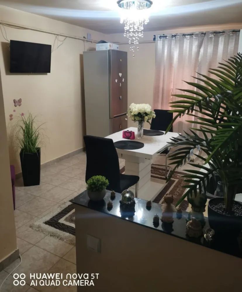 Apartament+spatiu comercial - Apartamentul are 79 mp,situat în Carpați 2,este la parter, format din 3 camere 2 bai, bucătărie, hol, dressing din care o camera și o baie este spațiu comercial (Salon de înfrumusețare) , are intrare separata pentru Salon, optional se poate modifica tot apartamentul în spațiu comercial. SE VINDE NEMOBILAT. Apartamentul dispune și de beci
