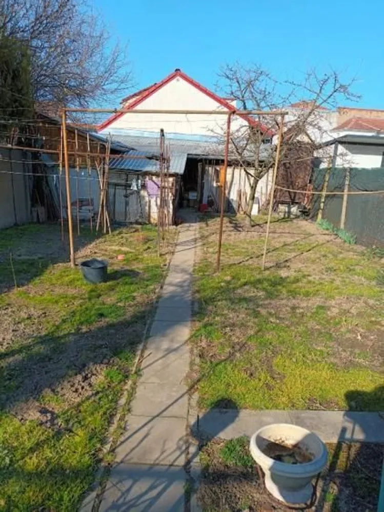 BRASADAS vinde casa cu etaj, 4 camere, central, acces cu masina.