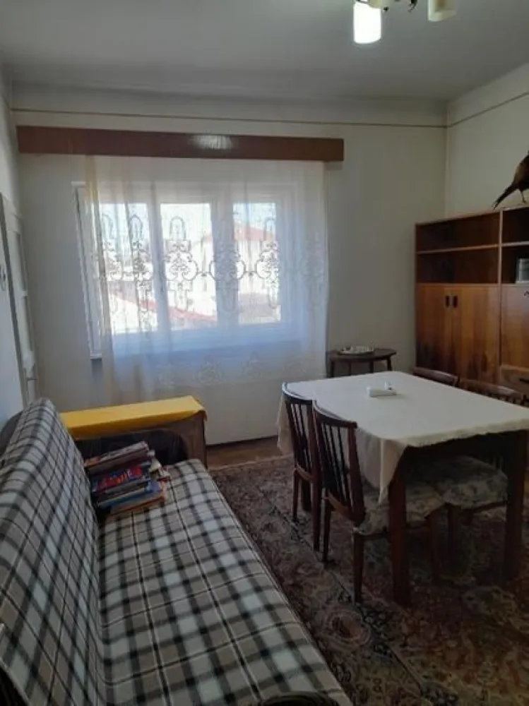 BRASADAS vinde casa cu etaj, 4 camere, central, acces cu masina.