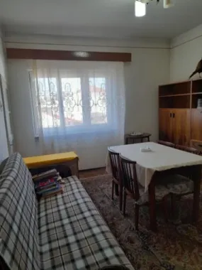 BRASADAS vinde casa cu etaj, 4 camere, central, acces cu masina.