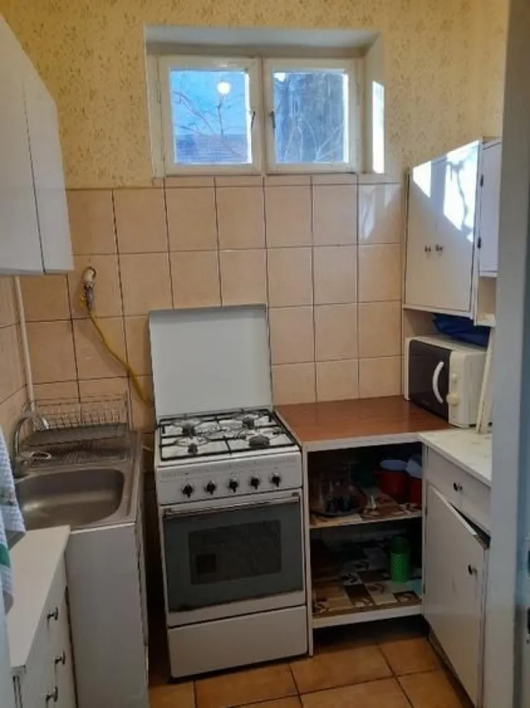 BRASADAS vinde casa cu etaj, 4 camere, central, acces cu masina.