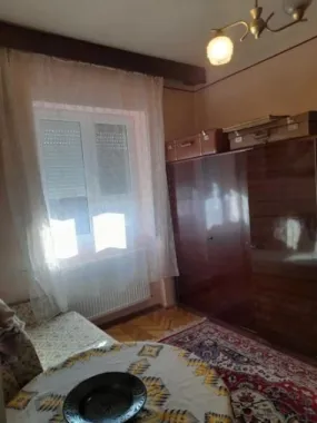 BRASADAS vinde casa cu etaj, 4 camere, central, acces cu masina.