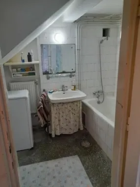 BRASADAS vinde casa cu etaj, 4 camere, central, acces cu masina.