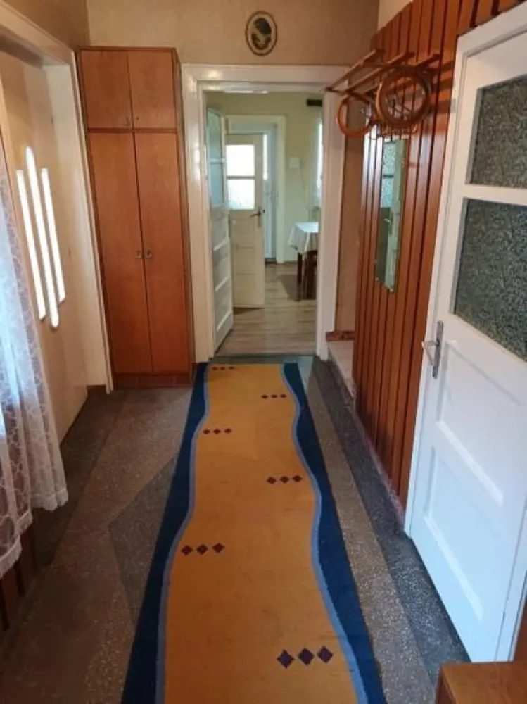 BRASADAS vinde casa cu etaj, 4 camere, central, acces cu masina.