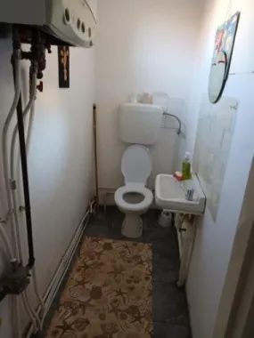BRASADAS vinde casa cu etaj, 4 camere, central, acces cu masina.