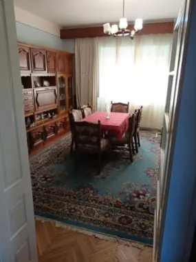 BRASADAS vinde casa cu etaj, 4 camere, central, acces cu masina.