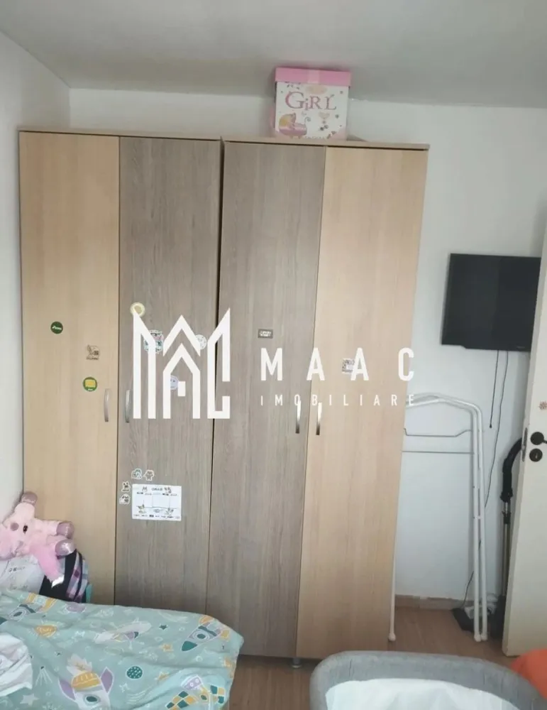 Apartament 2 camere | Parter | 37 MPU | Tiglari - MAAC Imobiliare vă prezintă un apartament cu 2 camere, ideal pentru locuit sau investiție, situat în zona Țiglari din Sibiu. Caracteristic si compartimentare: Suprafață utilă: 37 mp Compartimentare: Living, dormitor primitor, bucătărie separată, complet echipată, baie, hol cu spațiu de depozitare Etaj: Parter – acces facil, fără scăr Încălzire: Centrală termică proprie cu calorifere Stare: Se vinde complet mobilat și utilat Avantaje și beneficii: Zonă liniștită – Țiglari, cu vecinătate plăcută și acces rapid spre: zona industrială, mijloace de transport public, magazine, farmacii și alte puncte de interes Costuri reduse de întreținere Pentru mai multe detalii precizati telefonic ca ati vazut anuntul cu ID: CP2786122 }}