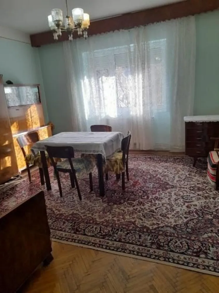 BRASADAS vinde casa cu etaj, 4 camere, central, acces cu masina.