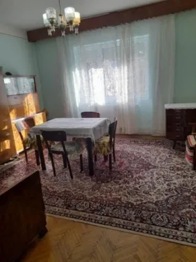 BRASADAS vinde casa cu etaj, 4 camere, central, acces cu masina.