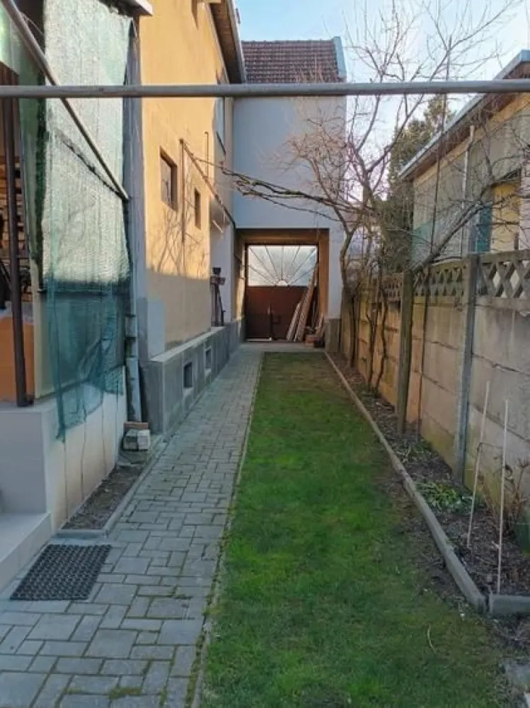 BRASADAS vinde casa cu etaj, 4 camere, central, acces cu masina.