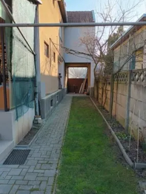 BRASADAS vinde casa cu etaj, 4 camere, central, acces cu masina.