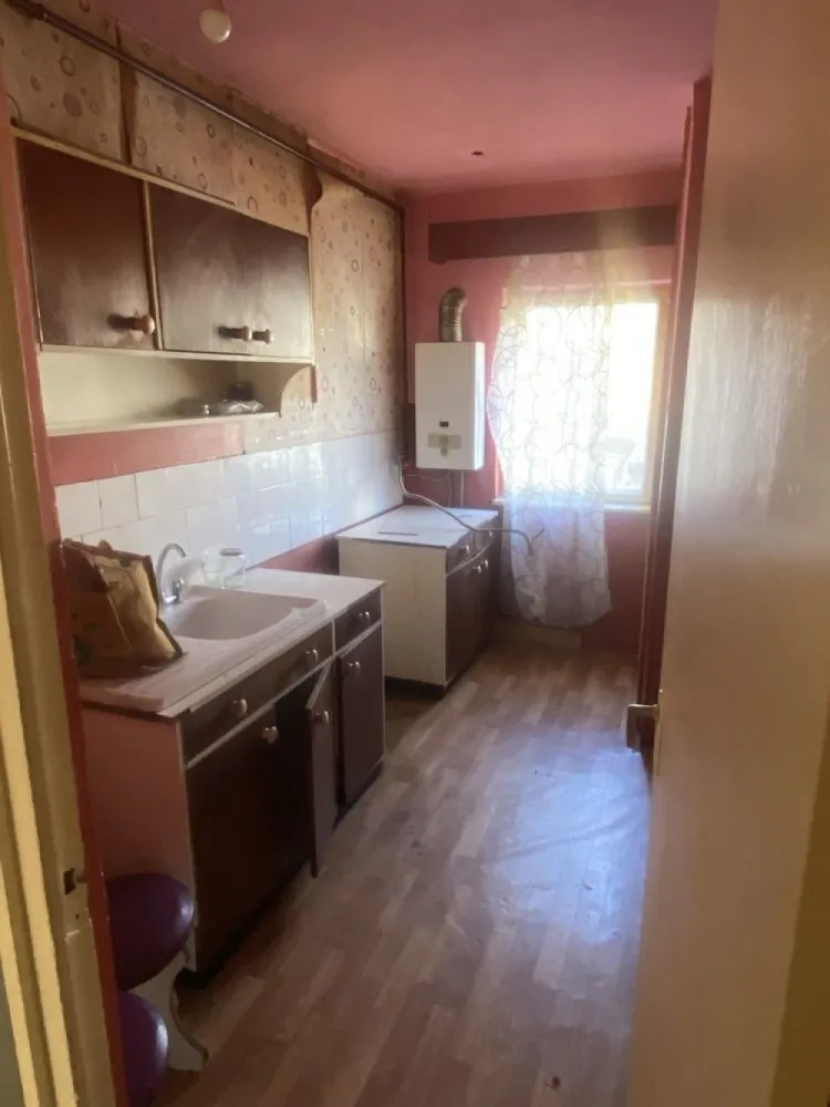 BRASADAS vinde ap 3 cam etaj 1/4 in Micro 17. - Agentia Imobiliara BRASADAS vinde apartament cu 3 camere,etaj 1,apartamentul este situat în Satu Mare, cartierul Micro 17. Apartamentul este compus din 3 camere,o bucătărie,debara,baie și un balcon. Suprafața utilă: 56mp. Apartamentul necesită renovare. Www.brasadas.com.