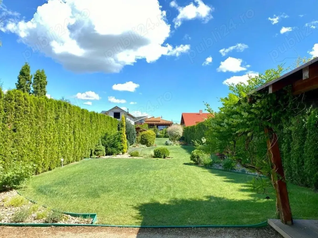 Casa cu iesire la lac - Proprietate exclusivă cu ieșire directă la lac confort premium, spațiu și siguranță totală Descoperă o casă care îmbină perfect liniștea naturii cu toate facilitățile moderne, ideală pentru locuire permanentă sau escapade de weekend fără compromisuri. Caracteristici principale: Suprafață utilă: 175 mp Terasă acoperită: 57 mp perfectă pentru mese în aer liber și seri relaxante 6 camere spațioase și luminoase Teren generos de 1.750 mp, împrejmuit cu gard din plasă sudată și tuya smarald matură Acces facil pe drum pavat Siguranță de top: obloane exterioare securizate antiefracție, sistem de alarmă, monitorizare video și poartă anti-intruziune Confort pe tot parcursul anului: încălzire pe gaz, apă curentă, canalizare, electricitate și internet locuință complet funcțională 12 luni an Atu rar pe piață: - ieșire directă la lac - barca din imagini este inclusă în preț ideală pentru plimbări, pescuit și momente de relaxare la apus Proprietatea se vinde liber din 2026. Perfectă pentru: - familie care caută spațiu și siguranță - casă de vacanță premium - investiție într-o zonă naturală deosebită Contactează-ne pentru detalii și programarea unei vizionări! Astfel de proprietăți nu apar des când apar, se vând repede .