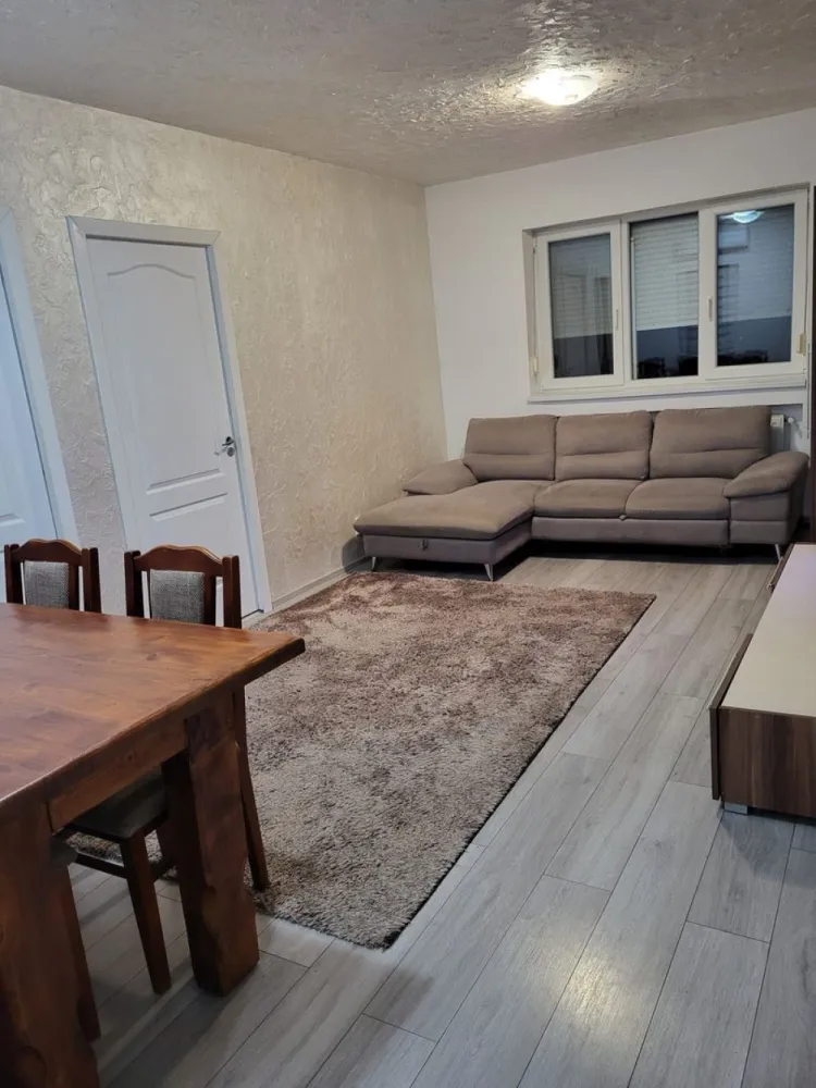 BRASADAS vinde ap 3 cam etaj 3/4 14 Mai. - Agentia Imobiliara BRASADAS vinde apartament cu 3 camere, Zona Azilul de Batrâni ,lângă Liceul Teologic , bloc intre case , Zonă linistita, Cu gradinită și parc,Lidel, Statir de Buss la 200 m.la etaj 3 cu Beci și Garaj, Centrală nouă. Termopane noi. Aer Conditionat nou. Renovat de 1 an. Se accepta și plata in 2-3 Rate. Www.brasadas.com.