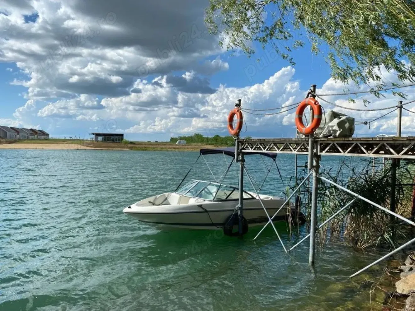 Casa cu iesire la lac - Proprietate exclusivă cu ieșire directă la lac confort premium, spațiu și siguranță totală Descoperă o casă care îmbină perfect liniștea naturii cu toate facilitățile moderne, ideală pentru locuire permanentă sau escapade de weekend fără compromisuri. Caracteristici principale: Suprafață utilă: 175 mp Terasă acoperită: 57 mp perfectă pentru mese în aer liber și seri relaxante 6 camere spațioase și luminoase Teren generos de 1.750 mp, împrejmuit cu gard din plasă sudată și tuya smarald matură Acces facil pe drum pavat Siguranță de top: obloane exterioare securizate antiefracție, sistem de alarmă, monitorizare video și poartă anti-intruziune Confort pe tot parcursul anului: încălzire pe gaz, apă curentă, canalizare, electricitate și internet locuință complet funcțională 12 luni an Atu rar pe piață: - ieșire directă la lac - barca din imagini este inclusă în preț ideală pentru plimbări, pescuit și momente de relaxare la apus Proprietatea se vinde liber din 2026. Perfectă pentru: - familie care caută spațiu și siguranță - casă de vacanță premium - investiție într-o zonă naturală deosebită Contactează-ne pentru detalii și programarea unei vizionări! Astfel de proprietăți nu apar des când apar, se vând repede .