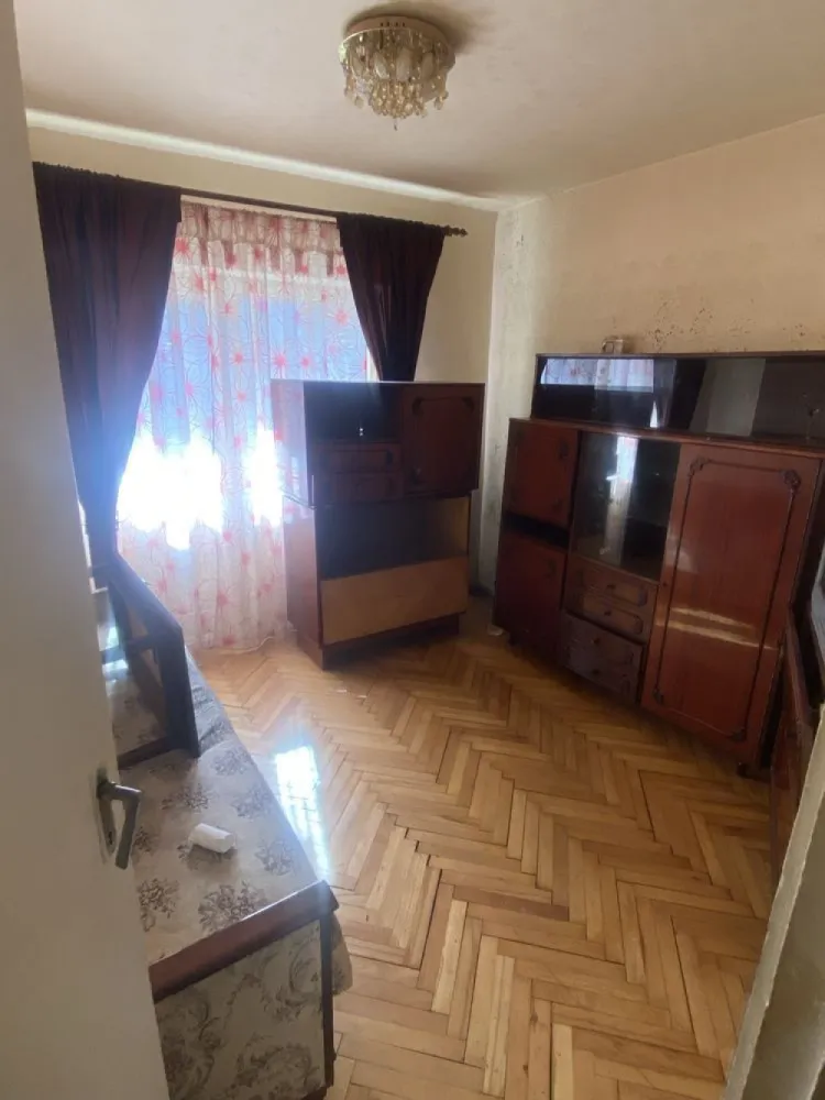 BRASADAS vinde ap 3 cam etaj 1/4 in Micro 17. - Agentia Imobiliara BRASADAS vinde apartament cu 3 camere,etaj 1,apartamentul este situat în Satu Mare, cartierul Micro 17. Apartamentul este compus din 3 camere,o bucătărie,debara,baie și un balcon. Suprafața utilă: 56mp. Apartamentul necesită renovare. Www.brasadas.com.