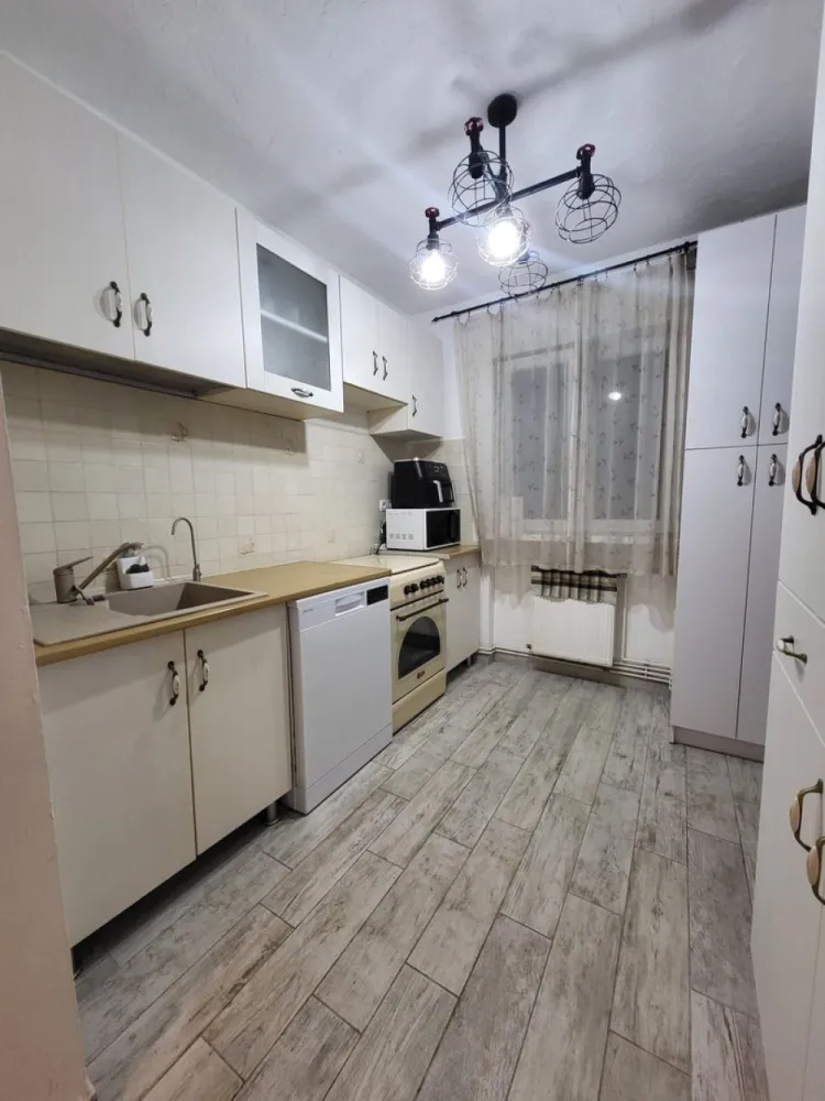 BRASADAS vinde ap 3 cam etaj 3/4 14 Mai. - Agentia Imobiliara BRASADAS vinde apartament cu 3 camere, Zona Azilul de Batrâni ,lângă Liceul Teologic , bloc intre case , Zonă linistita, Cu gradinită și parc,Lidel, Statir de Buss la 200 m.la etaj 3 cu Beci și Garaj, Centrală nouă. Termopane noi. Aer Conditionat nou. Renovat de 1 an. Se accepta și plata in 2-3 Rate. Www.brasadas.com.