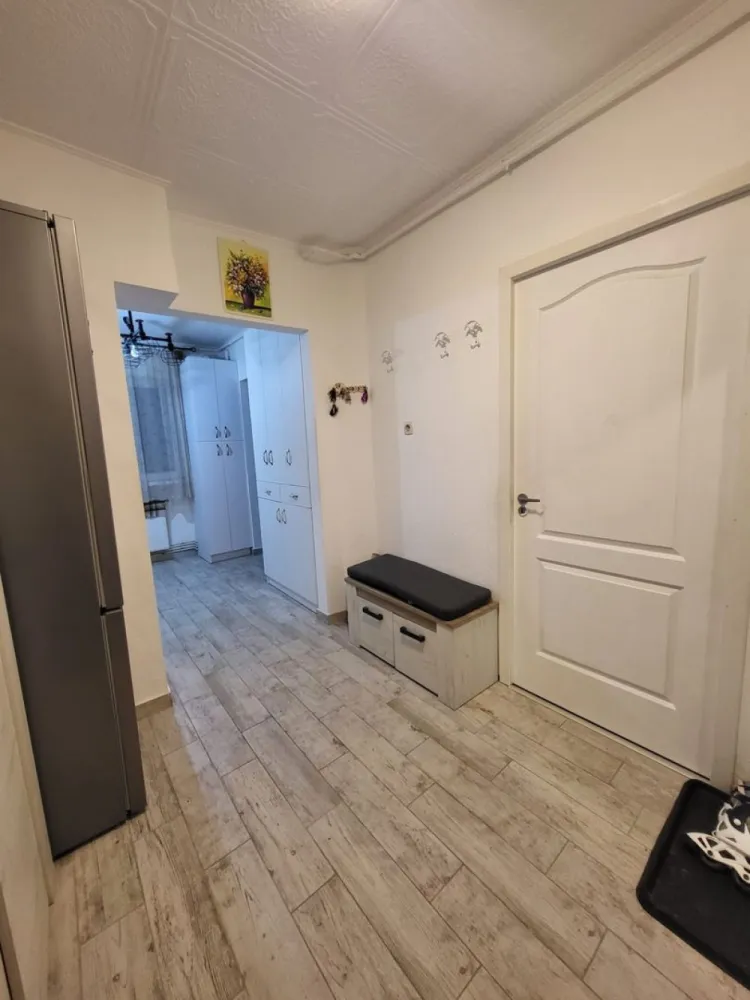 BRASADAS vinde ap 3 cam etaj 3/4 14 Mai. - Agentia Imobiliara BRASADAS vinde apartament cu 3 camere, Zona Azilul de Batrâni ,lângă Liceul Teologic , bloc intre case , Zonă linistita, Cu gradinită și parc,Lidel, Statir de Buss la 200 m.la etaj 3 cu Beci și Garaj, Centrală nouă. Termopane noi. Aer Conditionat nou. Renovat de 1 an. Se accepta și plata in 2-3 Rate. Www.brasadas.com.