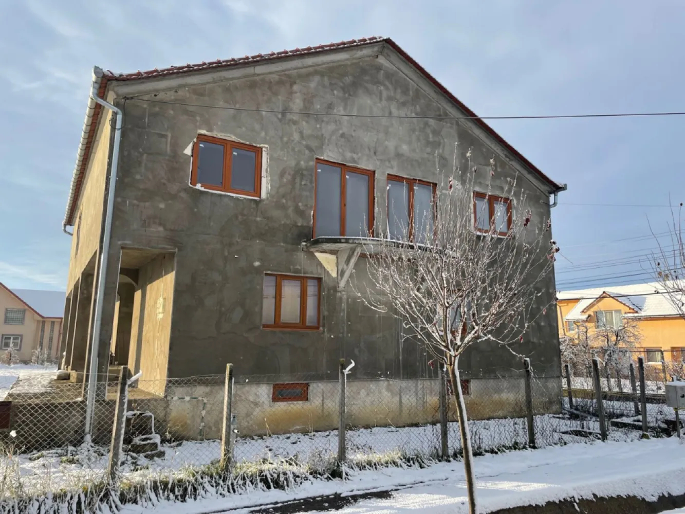 Casa De Vanzare // 320mp2 Utili // 2 intrari separate - Casa de vanzare cu 320mp2 utili, cu 2 intrari separate ideala pentru 2 familii. Fiecare nivel are urmatoarea configuratie, 2 dormitoare + bucatarie/living + 1 baie, existand posibilitatea de modificare a compartimentarii din cauza spatiului generos al fiecarui nivel. Casa se afla in Zona Parcului Industrial din Satu Mare. Casa dispune si de un teren de 9 ari. Pret 170000 euro negociabil.